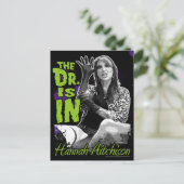 Le Dr est là ! Carte postale - Hannah Aitchison (Debout devant)