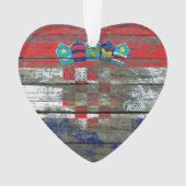 Le drapeau croate sur le bois rugueux embarque (devant)