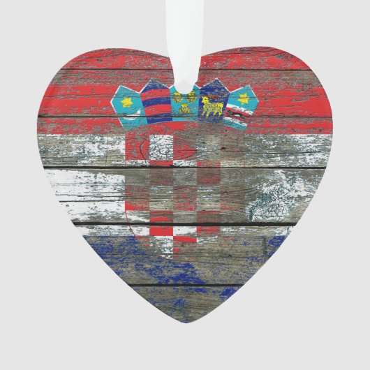 Le drapeau croate sur le bois rugueux embarque (devant)