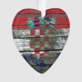 Le drapeau croate sur le bois rugueux embarque (devant)