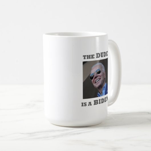 LE DUDE EST UN BIDEN Mug (Devant droit)