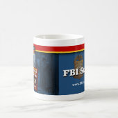 Le FBI étudie la tasse (Centre)