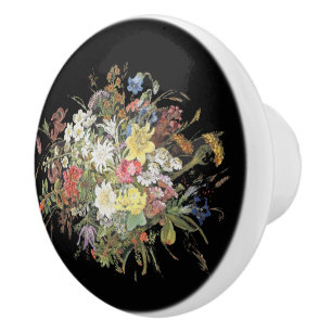 Le fleur sauvage alpin fleurit le bouton