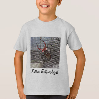 Le futur entomologiste badine le T-shirt