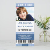 Le garçon bleu folâtre des invitations de fête (Debout devant)