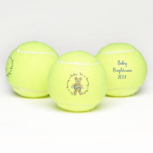 Le genre de garçon indiquent la balle de tennis