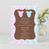 Le genre indiquent des invitations de baby shower (Debout devant)