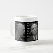 Le gouverneur criminel, Café Mug (Devant gauche)