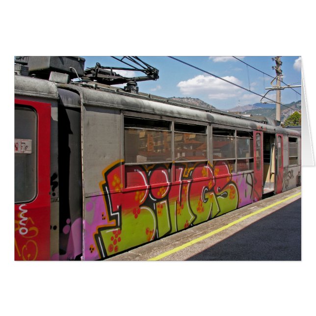 Le graffiti a couvert le train italien (Devant horizontal)