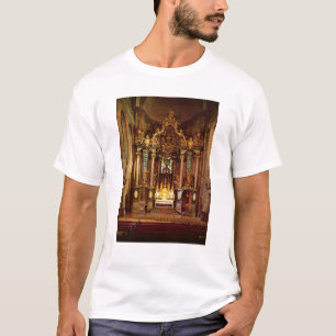 Le haut autel dans le choeur est
