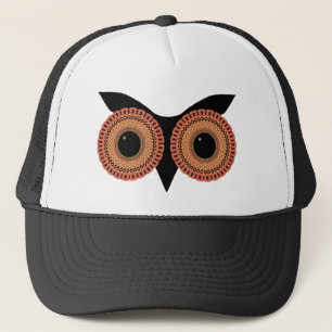 Le hibou observe le casquette
