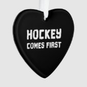 Le hockey arrive en premier (devant)