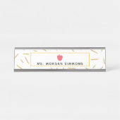 Le jaune crayonne la plaque signalétique rose de (Devant)