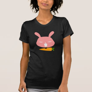 Le lapin mord le T-shirt