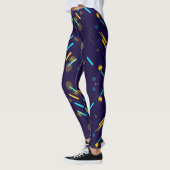 Le legging présente un fond violet foncé (Gauche)