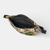 Le lézard d'émeraude Salamander sur la terre (Ouvrir)