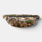 Le lézard d'émeraude Salamander sur la terre (Poser)