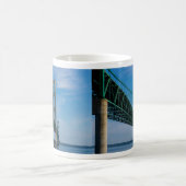 Le long de Mackinac Bridge Café Mug (Centre)