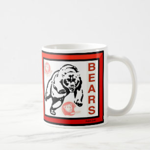 Le maître d'hôtel soutient la tasse de café