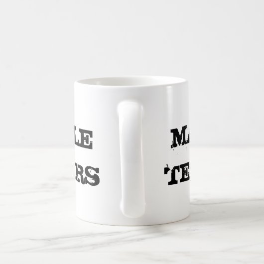 Le mâle déchire la tasse (Poignée)