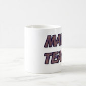 Le mâle déchire la tasse de café (Centre)