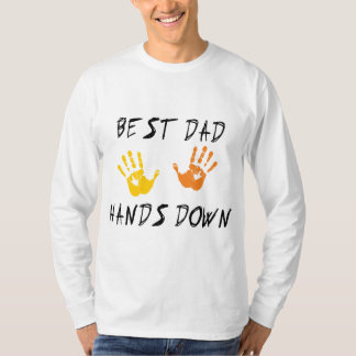 Le meilleur papa remet vers le bas le T-shirt