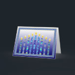 Le menorah de Hanoukka mire la carte<br><div class="desc">Une représentation illustrée moderne des bougies de menorah de Hanoukka. Couleur blanche et multi bleue avec le vers à l'intérieur.  "Vous souhaitant Hanoukka très heureux".</div>