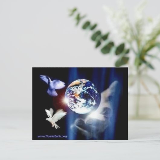 Le Monde entier dans ses mains carte postale (Debout devant)