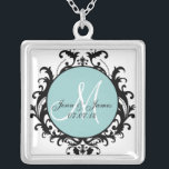Le monogramme de damassé appelle le collier de<br><div class="desc">Économies personnalisables de marié de jeune mariée le collier de date avec le motif de damassé. Art et conception d'Elke Clarke ©2010. Motif de damassé par Elke Clarke. Aucune duplication pour l'usage personnel ou commercial permis.</div>