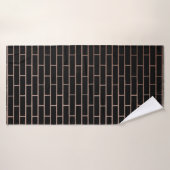 Le mur en brique noire foncée a une surface rugueu (Serviette de bain)