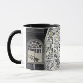 Le noir cassé mais non brisé a rempli tasse de (Gauche)