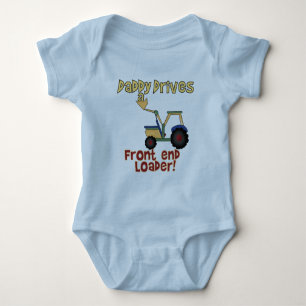 Le papa conduit le T-shirts et les cadeaux d'un