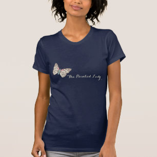 Le papillon peint de dame a encré le T-shirt