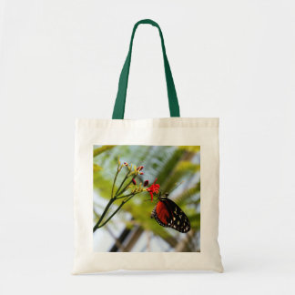 Le papillon sirote le sac fourre-tout