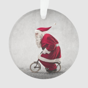 Le père noël monte une bicyclette