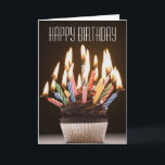 Le petit gâteau avec l'anniversaire mire la carte<br><div class="desc">Identification de capitaux : 72884794/Rubberball/Mike Kemp/petit gâteau avec des bougies d'anniversaire</div>