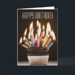Le petit gâteau avec l'anniversaire mire la carte<br><div class="desc">Identification de capitaux : 72884794/Rubberball/Mike Kemp/petit gâteau avec des bougies d'anniversaire</div>
