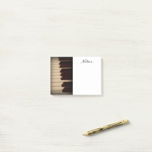 Le piano verrouille des notes de post-it (Sur un bureau)