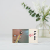 Le pied cloue le carte de visite (Debout devant)