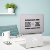 Le pilote est un vieil autocollant en vinyle coupé (Ordinateur portable sur le bureau)