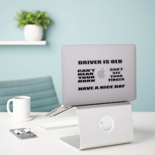 Le pilote est un vieil autocollant en vinyle coupé (Ordinateur portable sur le bureau)