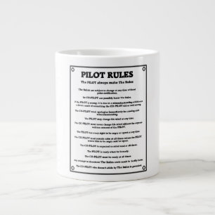 Le pilote ordonne la tasse enorme