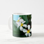 Le Plumeria hawaïen fleurit la tasse (Devant gauche)