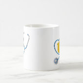 Le policier fier d'infirmière couple la tasse de (Centre)