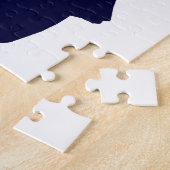 Le pom-pom girl en silhouette saute avec le puzzle (Côté)