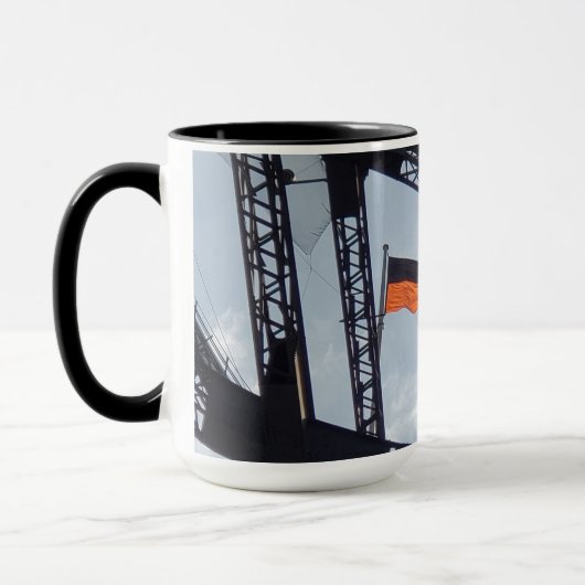 Le port de Sydney pont la tasse drapeau autochtone (Gauche)