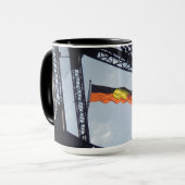 Le port de Sydney pont la tasse drapeau autochtone (Devant gauche)