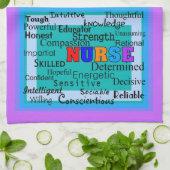 Le positif d'infirmière exprime la serviette de (Plié)