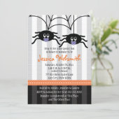 Le pourpre jumelle des invitations de baby shower (Debout devant)