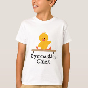 Le poussin de gymnastique badine le T-shirt